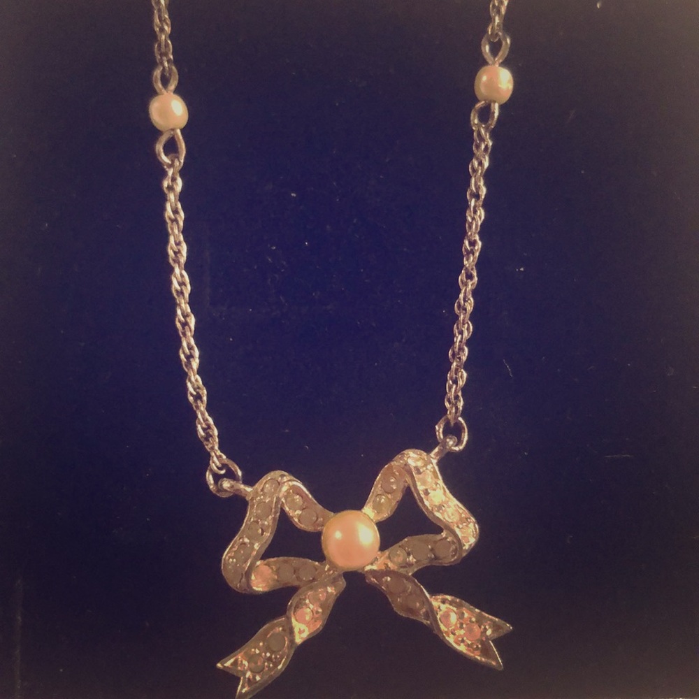 Bow necklace